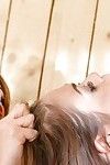 Atrakcyjne Katie Niebo rzuca duży dildo w w CZOP z Bonnie Shi