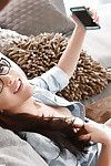 brunette Femme Nickey Huntsman la réception profonde anal pénétration dans lunettes