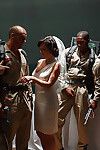 Новый армия невеста Вероника Авлув Принимая межрасовые групповуха на Свадьба Ночь