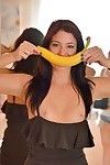 Bonito Morena teen com um rodada espólio slides um banana no ela Gaiola de amor