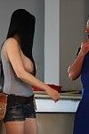 Zoet Brunette pornstar Aletta oceaan laat uit haar grootste tieten terwijl smokin