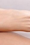 langbeinige Brünette Babe Anissa Kate zeigen aus Glamourös bare Füße und schön Arsch