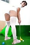 Foxy golf Spieler in  aufschlussreich Ihr Arsch und auszusetzen Ihr Anal Loch