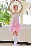 Drahtig redhead teen in ballerina outfit jamming dildo bis rosa Fotze