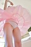 wiry ruda nastolatek w baleriny strój tłumi dildo do różowy Cipa