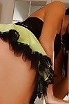 Sensual menina com shapely Peitos Lara Stevens de cócoras no um gigante pênis estimulador