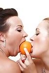 kinky lesbische Alysa diafragma heeft dijk Vriend plaats in fruit in gapend lul
