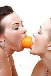 kinky lesbische Alysa diafragma heeft dijk Vriend plaats in fruit in gapend lul