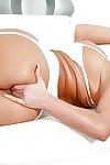 गोरा बेब फीनिक्स मैरी से पता चलता है के स्वच्छ गांड में मोज़ा इससे पहले की तुलना में मैस्टर्बेटिंग