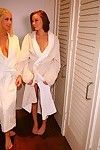 Riscaldata lesbiche ragazze Ricevere accessori servizio in il massaggio Salotto