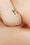 Elegant Europäische Babe antonya verwaltet zu stick die ganze hand im inneren