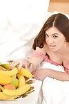 topo avaliado Babe modelo Tiffany Gal usa um banana para satisfazer concupiscent fenda