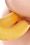 topo avaliado Babe modelo Tiffany Gal usa um banana para satisfazer concupiscent fenda