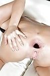 Pornostar Roxy Raye zeigt snatch während Klaffende anus ist tief gegraben
