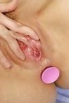 masturberen Babe speelgoed anus met groot Dildo voor pissende in waden zwembad