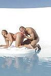 室外 性爱 场景 与 Mia Malkova 和 她的 男朋友 在 的 游泳池