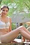 Atractivo Adolescente hembra Digitación su desnudo Rectal la apertura de al aire libre en público lugar
