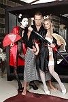 pulpeuse les geishas ont Un fervent trio Avec Un wellhung samurai