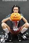 Hotkinkyjo in halloween kostuum inserts speelgoed in anus