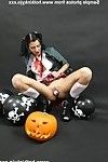 Hotkinkyjo in halloween kostuum inserts speelgoed in anus