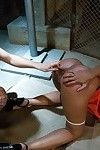 เซ็กซี่ นักโทษ ยอมรับ ใหญ่มากเธอเลือดไหลเยอะมาก Assfucking แล้ว มีอำนาจเหนือ