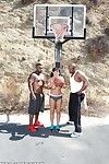 运动 摩洛伊斯兰解放阵线 丽莎 安 双 挖 通过 有两个 黑色的 篮球