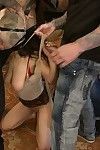 गैंगबैंग  गर्म जापानी लड़की के साथ विशाल प्राकृतिक स्तन  airtight चूत में घुसेड़ना 2 vag