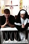 freira gangbanged :por: 5 sacerdotes no capela  ela primeira gangbang e DP experiência