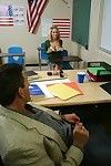Verführerisch Schulmädchen Hillary Scott in Kurz Jean Rock zeigt Ihr immens Titten zu junge und erreicht Knochen