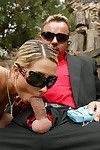 Avid chick Daria Gloeier geniet anaal neuken en krijgt sperma in mond outdoor