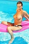 Klebrig geölt bis Braun Haar Prostituierte Cindy dollar bekommt gehämmert in die Sonne bei die am Pool