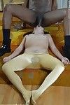 Minuscule, nippled ashley Blauw neemt zwart rod in haar kont met haar geel panty op