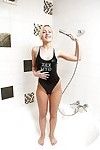 Блондинка подросток Полоски в В Ванная комната и показывает ее вкуснятина попой