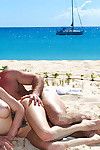 Tatuado MILF pornstar Sofía San valentín dando BJ en Playa antes de perrito Golpeando