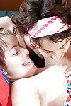 neonato lesbiche hotties Dana B e Tamara giocare Con lingua quindi Inghiottire Boob punti e figa labbra