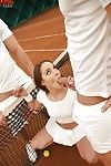 التنس اللعب اليورو شيكو الصايغ ، أميرة Adara جميل في الهواء الطلق الحمار قصف في mmf الثلاثي