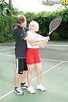 运动型 mamacita Raquel 专用型 购买 gangbanged 通过 她的 网球 指示 右 上 的 法院
