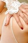 Geil Bruid in wit slang Gina floozy verkrijgt uit met een anaal plug