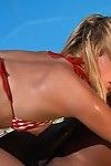 seksuele lass in Bikini voordelen Van haar gaten Geboord :Door: een massief Bruin wang