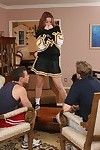 wellustige Cheerleader accepteert haar Heerlijk gezicht glazen met Cum rechts na VEERWEG twee mannen plus een vrouw