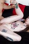 性的 励起 Tattooed 幾何学模様 クイーン 与 ヘッド - を取得 彼女の 穴 螺 荒