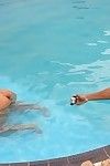 Ağrı Latin hottie Erica vieira kazançlar onu yarık yaladı ve dug :Tarafından: bu havuz