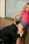 сексуально заинтриговали Колледж модель Эми Брук раскрывает Миниатюрный указатель сестры и достигает buttfucked