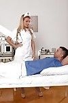 Europeu enfermeira jemma Dia dos namorados dando um doente Wang um mão Show