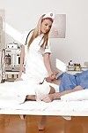 Europeu enfermeira jemma Dia dos namorados dando um doente Wang um mão Show