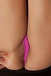 karanlık saç milf Khloe Kash gösterilen kapalı harika bacaklar ve kel müstehcen yarık içinde topuklu