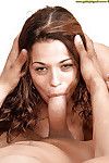 युवा लैटिन प्यारी के साथ उपयोगी स्तन एमिली गुलाब दे एक चुम्बन और हो रही है anal.