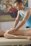 Charmant model accepteert een zweterige Olie kont boren massage in amateur Mega Wereld