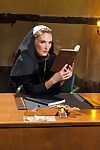 in Ihr Anzahl ein entfesseln ever, Audrey noir Spielt ein Neugierig Jungfrau Nonne in Disziplin wer