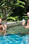 bikini Lasses simonne Style et Jamie Brooks accepter double baisée dans au bord de la piscine ou